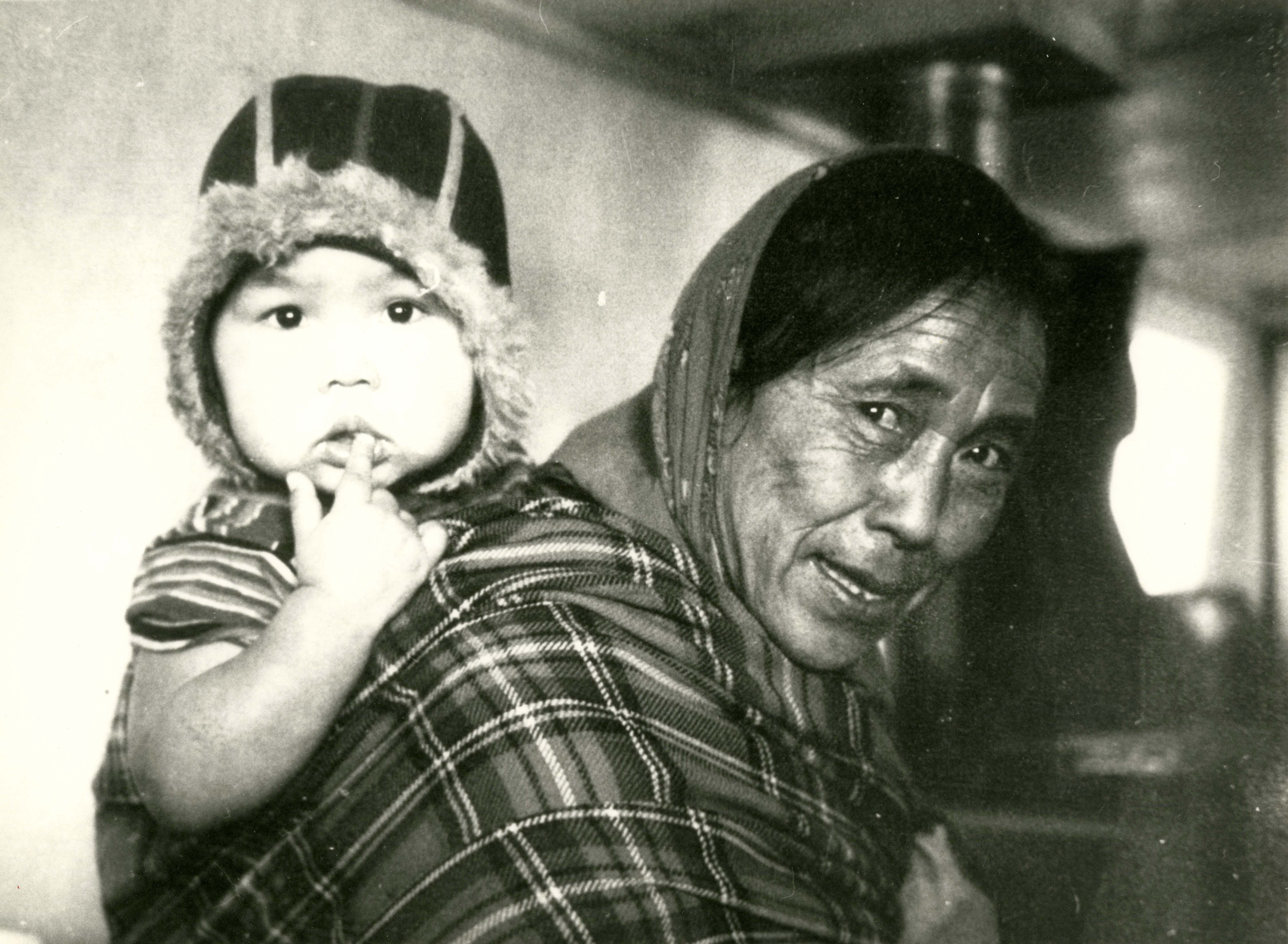 Atasluk with unidentified child, Arviat, 1977. //Photographed by Gabriel Gély.