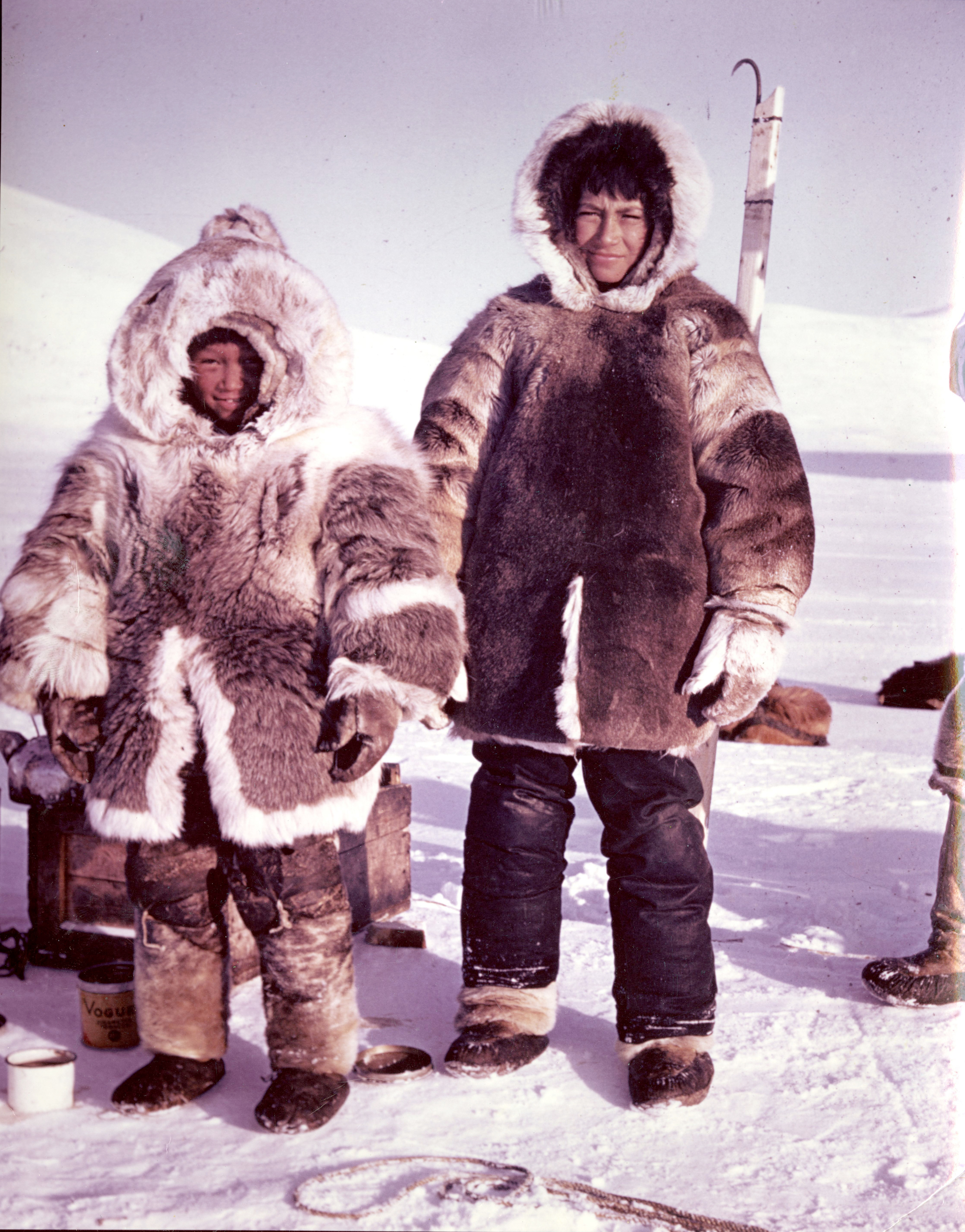 Ekalujuak’s son (left) with Kabloonaq, Clyde River (Kanngiqtugaapik), Baffin Island, 1953 or 1954. //Photographed by Gabriel Gély.