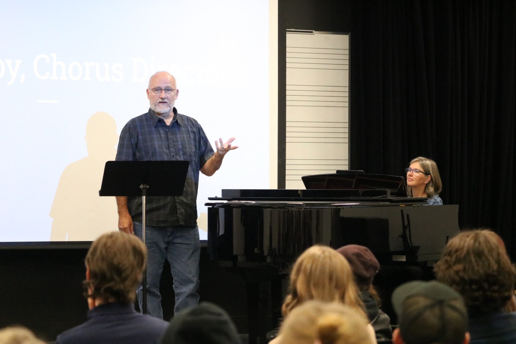 Desautels alumnus Steve Denby explains the community-building process  used for the chorus of Li Keur: Riel's Heart of the North, during a behind-the-scenes glimpse for Desautels Faculty of Music students.